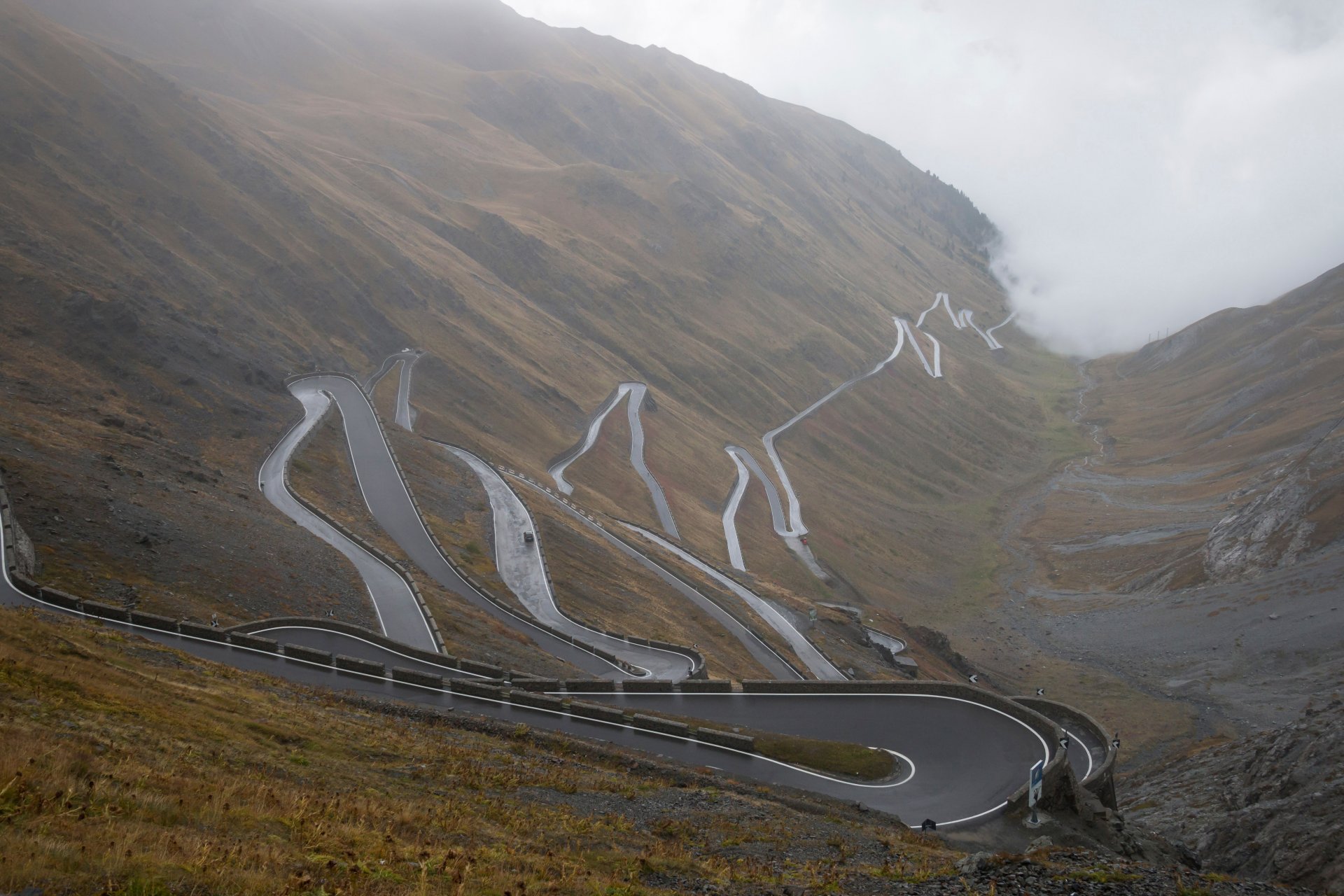 alpes italie route brouillard