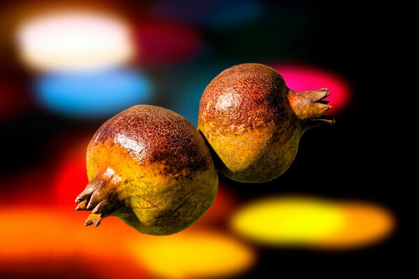 Photographie macro de deux grenades mûries