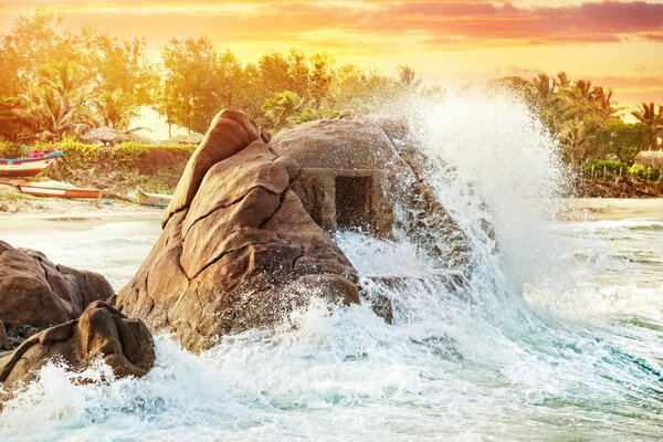 Im alten Indien stehen die Ruinen eines antiken Tempels am Strand am Meer im Wasser, in einer Höhle steht ein Tempel wie ein Felsen