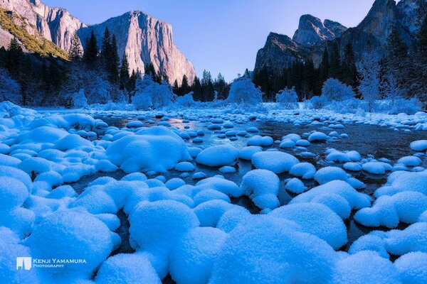 Ein verschneiter Fluss im Yosemite-Nationalpark