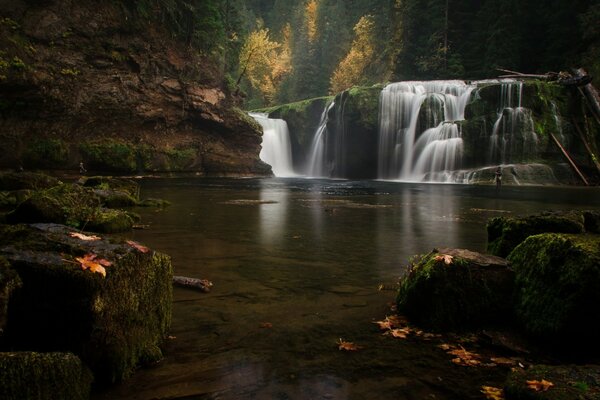 Bild eines riesigen Wasserfalls im Herbst