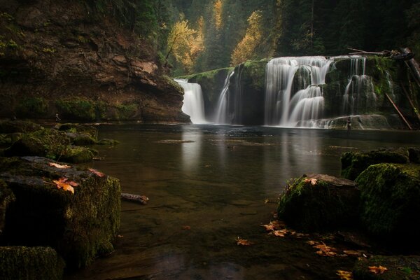 Image of a huge waterfall in autumn