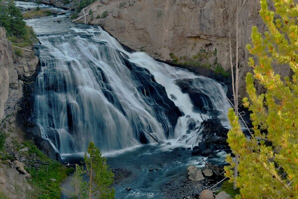 Йеллоустонский водопад среди скал в США