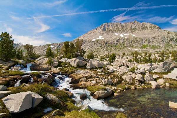 Landschaft des Himmels, der Berge, des Flusses