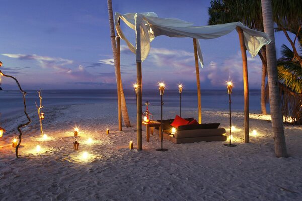 Soirée romantique aux chandelles sur la plage