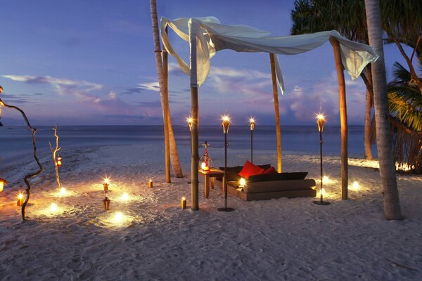 Романтический вечер при свечах на пляже