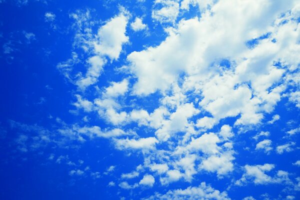 Nuages blancs sur le ciel bleu