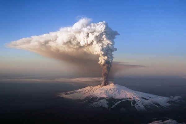 Ein rauchender Vulkan auf der Insel Sizilien