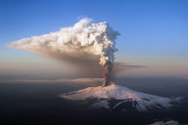 Volcan fumant sur l île de Sicile