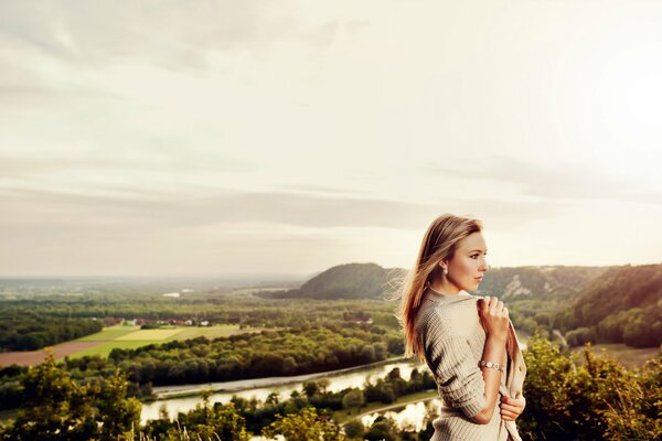 Portrait de Marie sur fond de paysage coloré