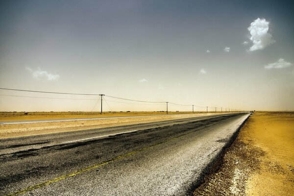 Paysage de la route qui traverse les champs