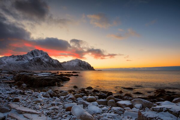 Paesaggio marino al tramonto