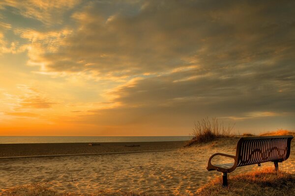 Bank am Strand bei Sonnenuntergang des Tages