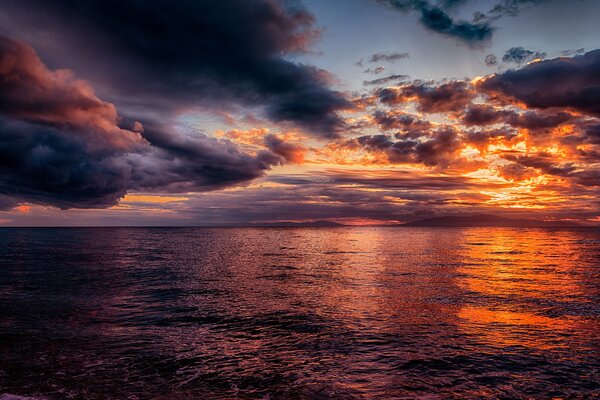 Sonnenuntergang Himmel über dem Meer