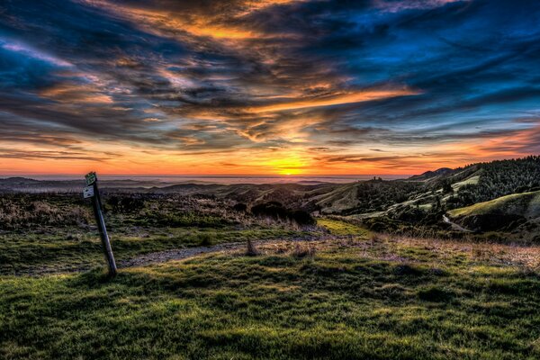 Cae la noche en el campo