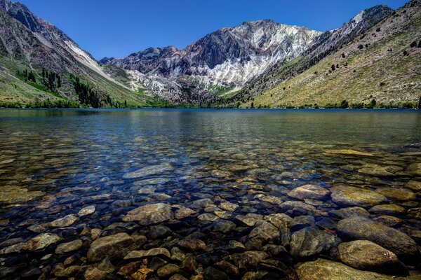 Lago de montaña en California