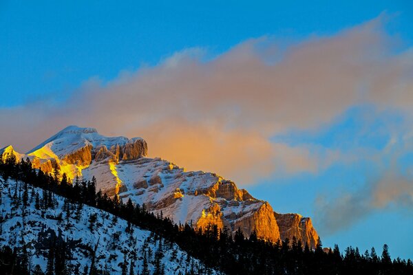 Los últimos rayos del sol en las rocas cubiertas de nieve