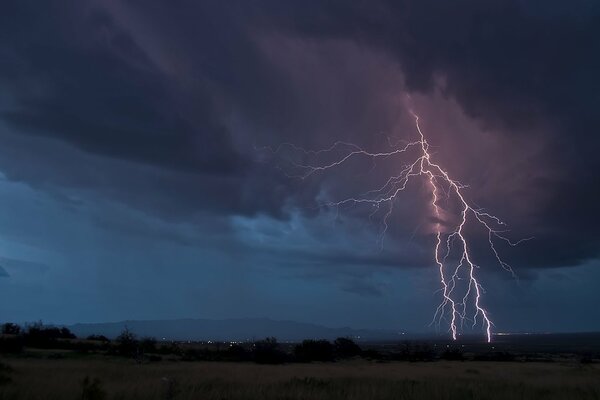 Relámpago en el cielo nocturno