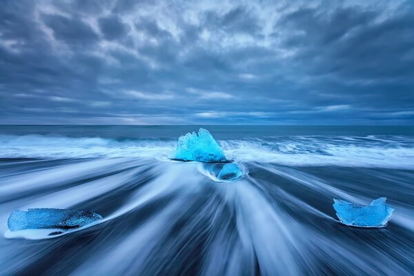 Bloques de hielo congelados en la playa del mar