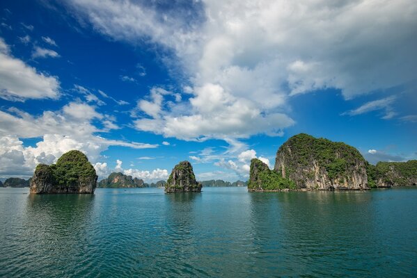Islas y acantilados de Vietnam contra el hermoso cielo
