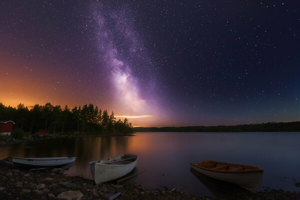 Norweskie jezioro nocne z łodziami