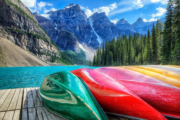Lago con montagne e foresta in Canada. Molo