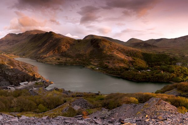 Coucher de soleil rose sur le lac et les montagnes