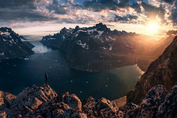 Incredibile ascesa del sole sullo sfondo delle montagne rocciose