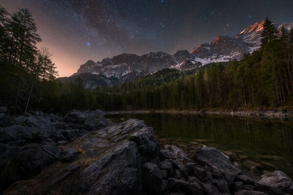 Lac parmi les rochers sous le ciel étoilé