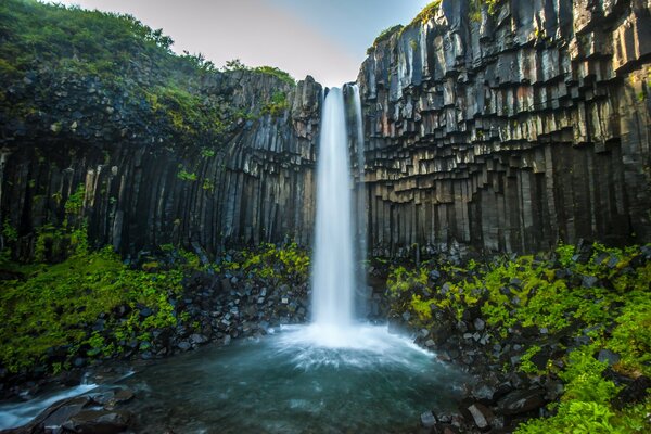 Una cascata impetuosa in cui puoi vedere tutto