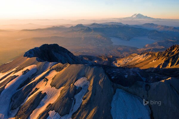 Schneebedeckte Gipfel der Berge im Morgengrauen