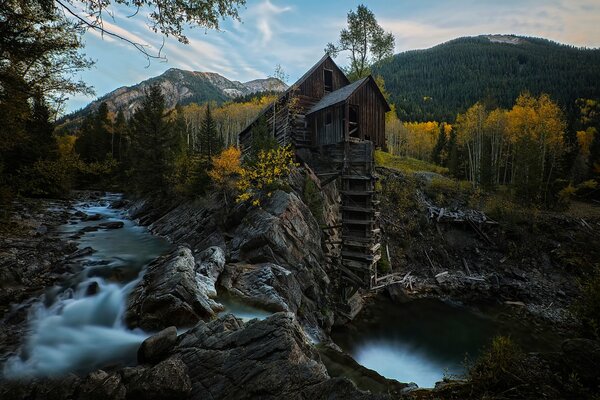 Granero en el bosque en el río en Colorado