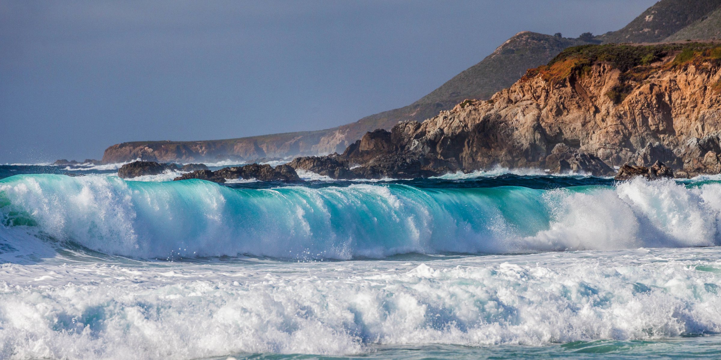 ciel roches mer vagues éclaboussures