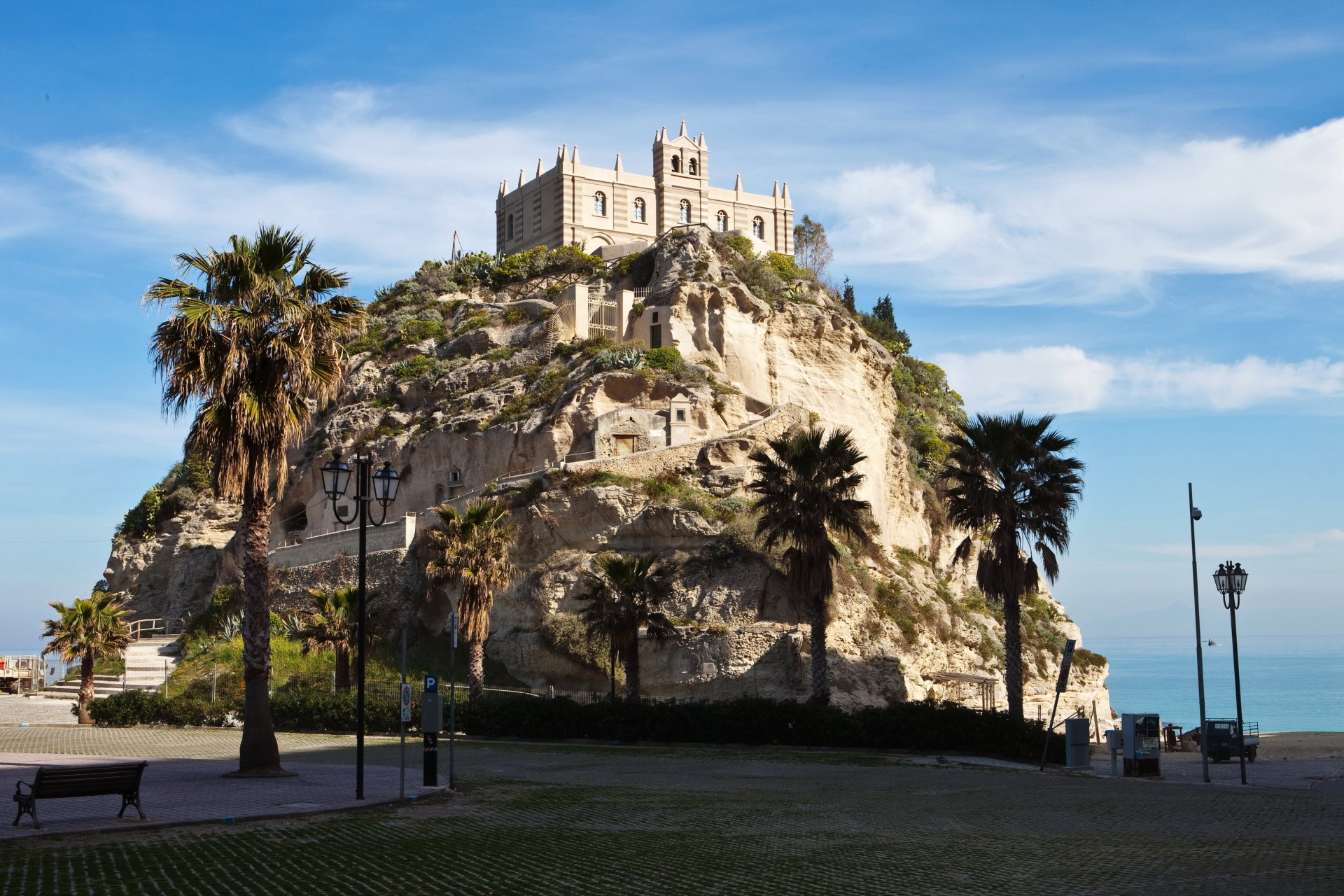 italien tropea palmen felsen straße stadt foto