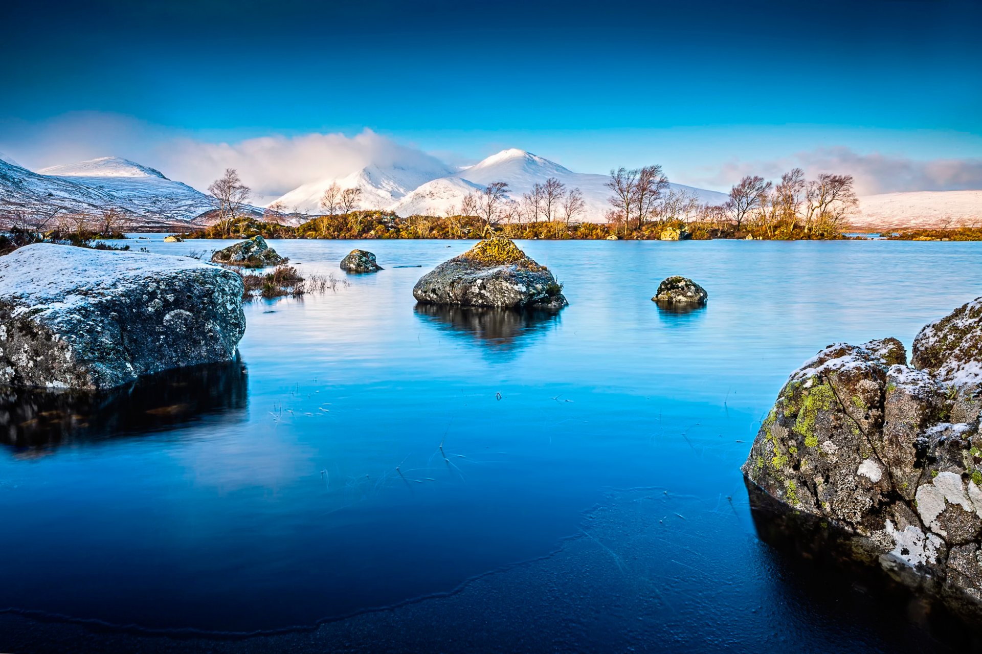 lochan lago piedras montañas