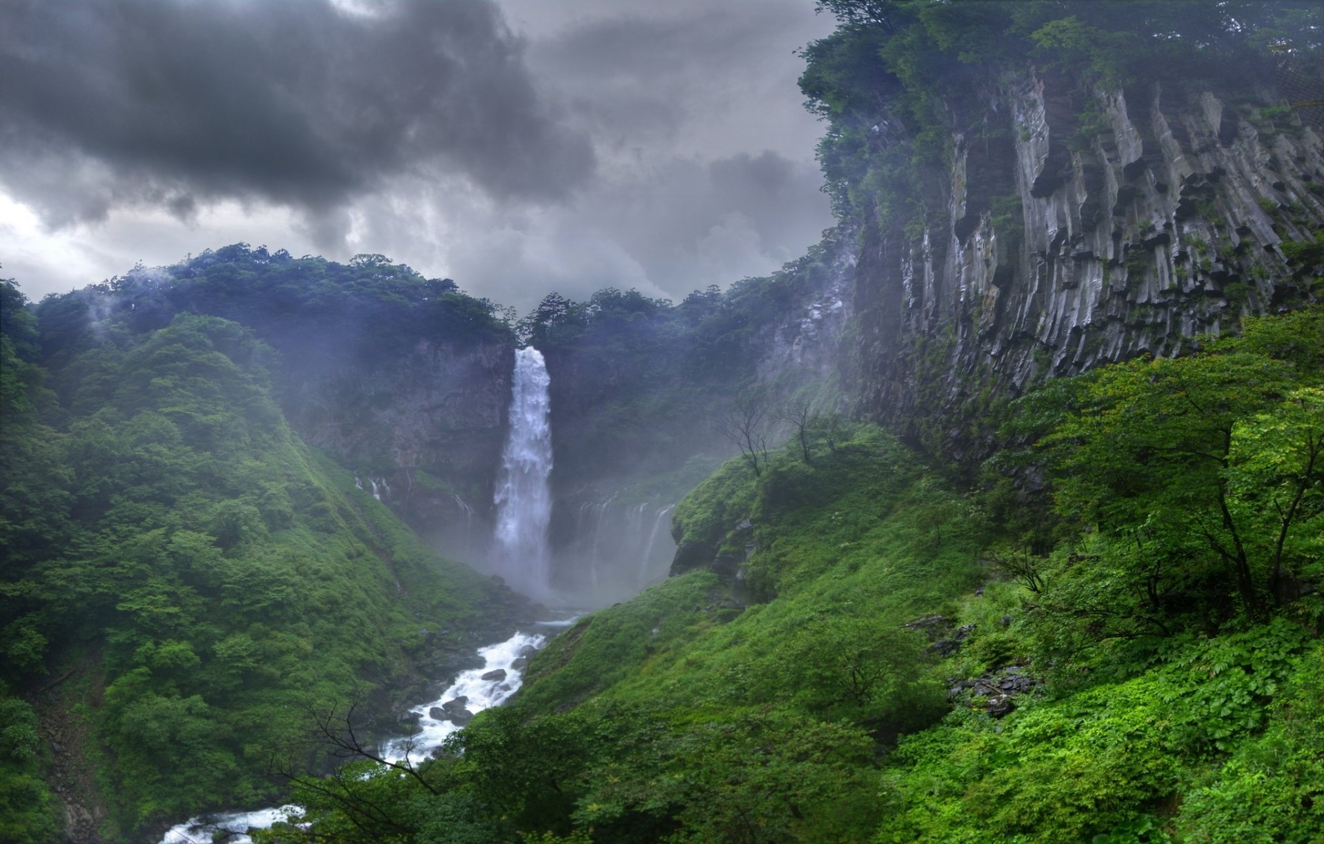 cascada rocas selva cielo nubes