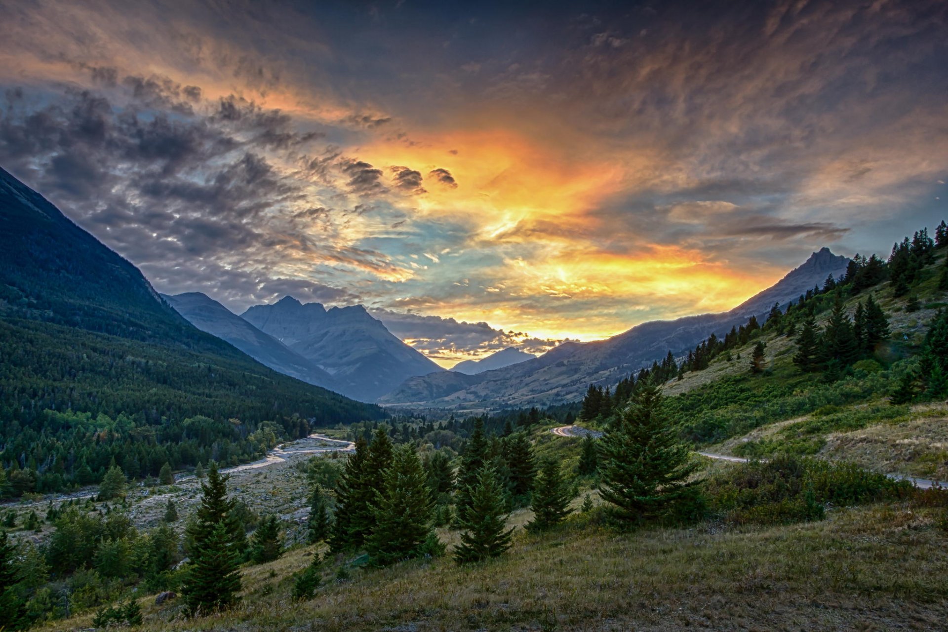 montagne tramonto. valle foresta