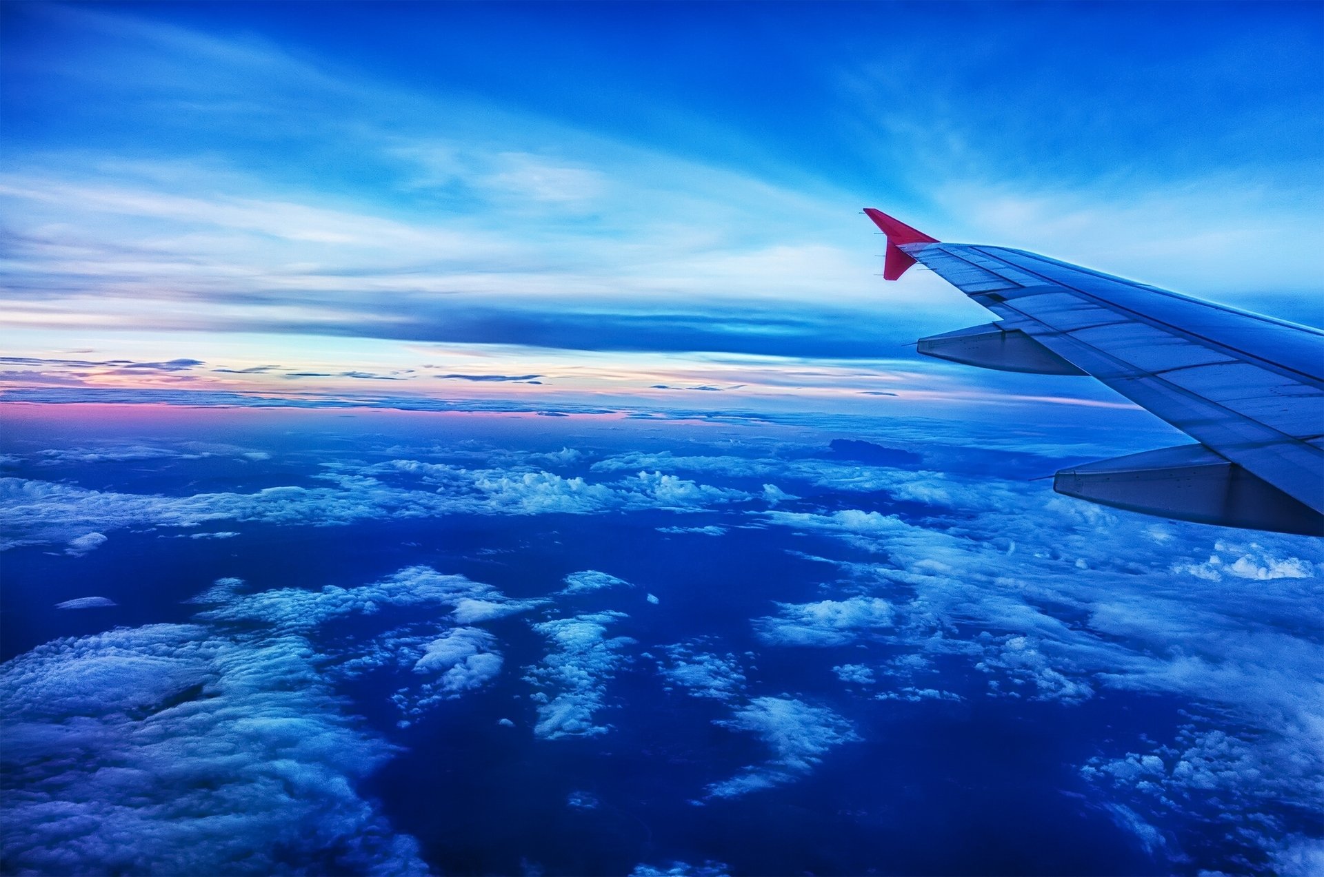 sous l aile de l avion avion aile ciel nuages