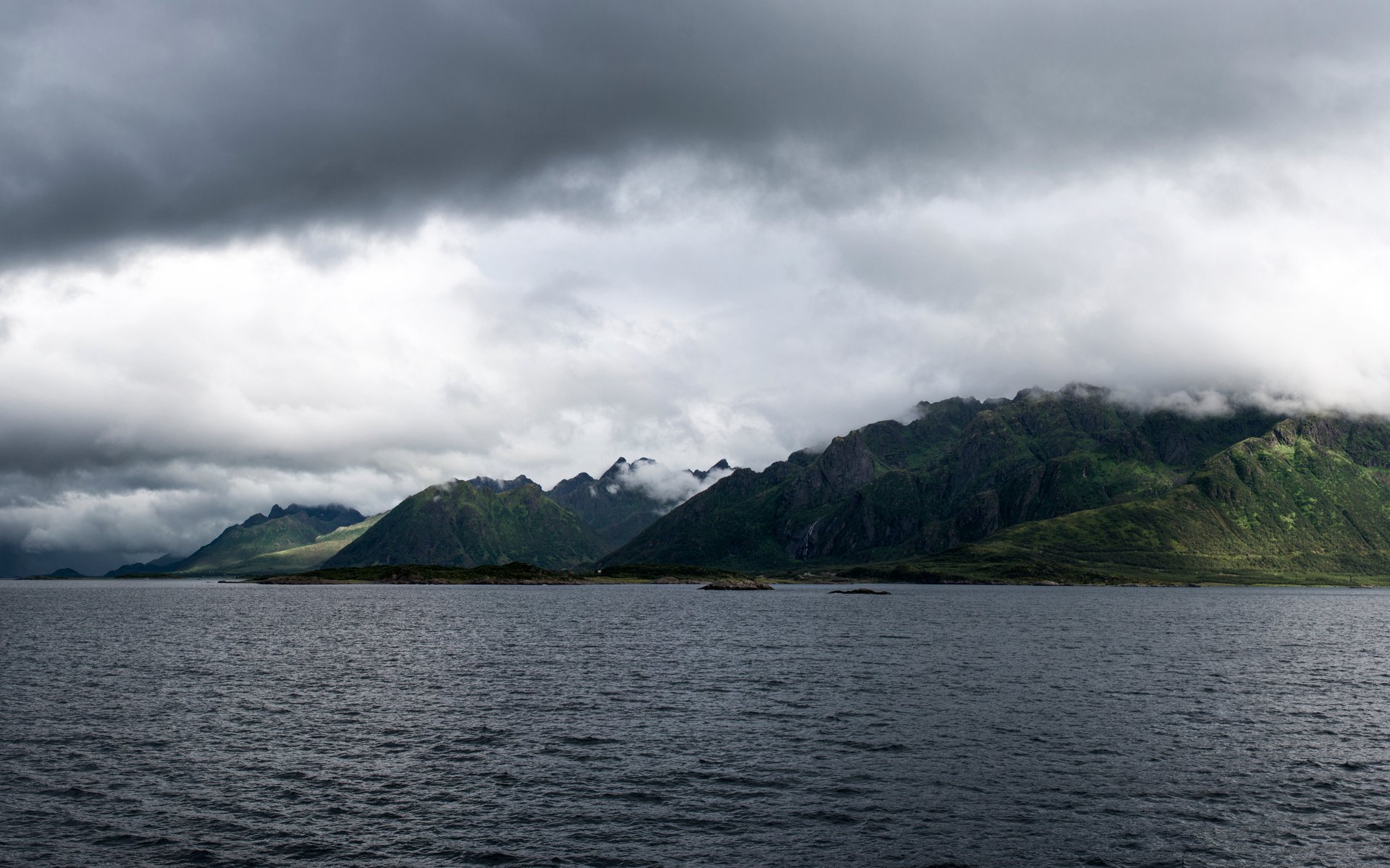 costa senja noruega lago montaña bosque naturaleza paisaje