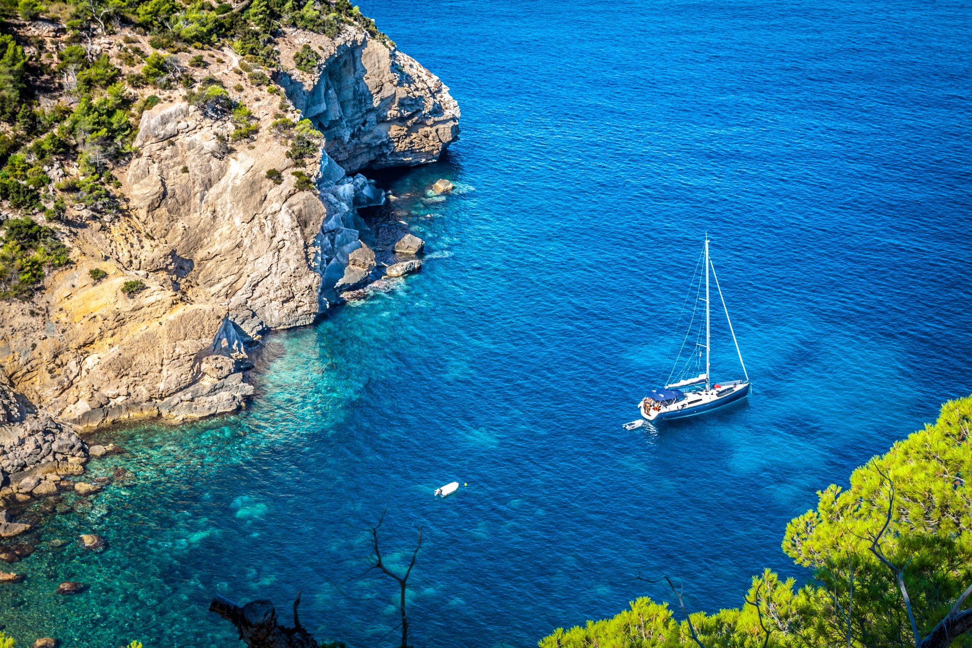 felsen bäume sträucher meer yacht