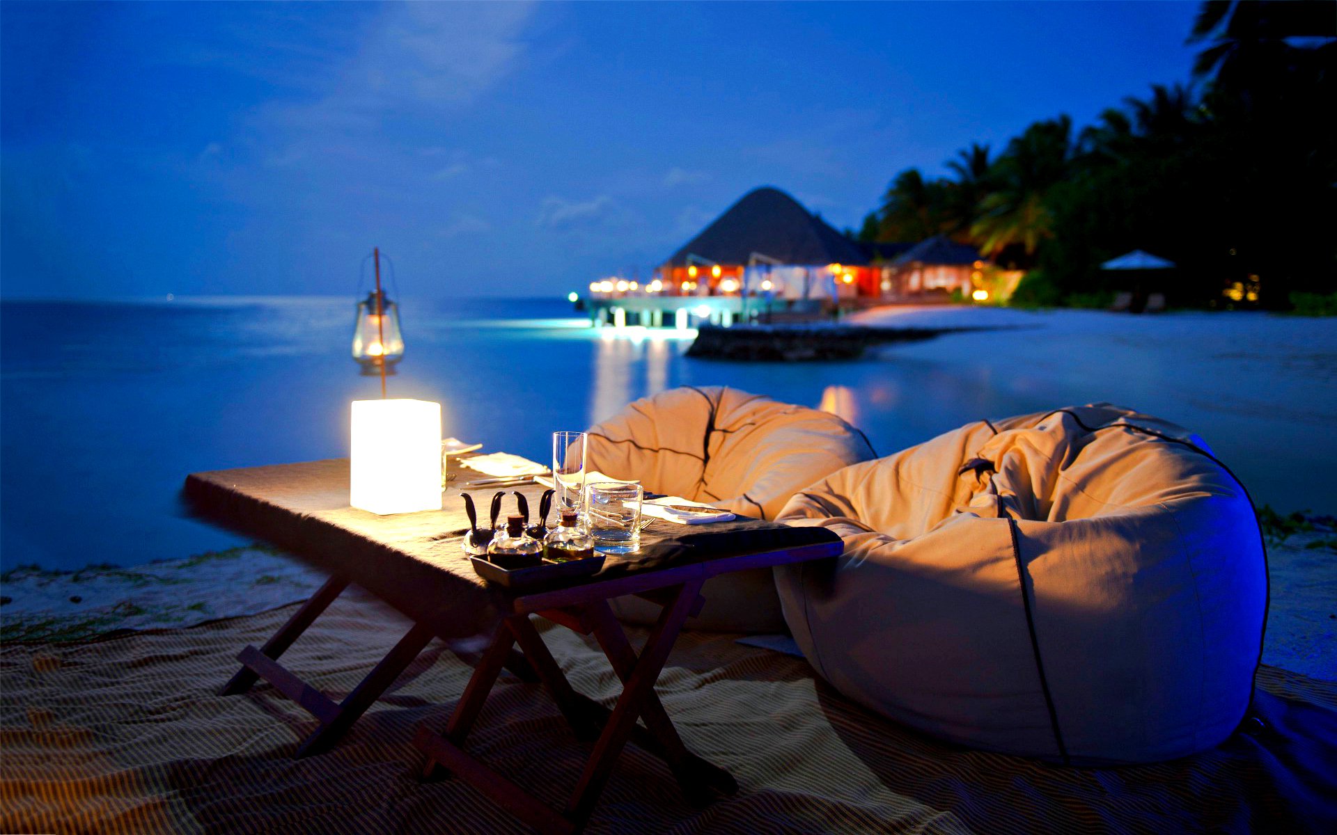 soir plage dîner océan romance romantique parcourir