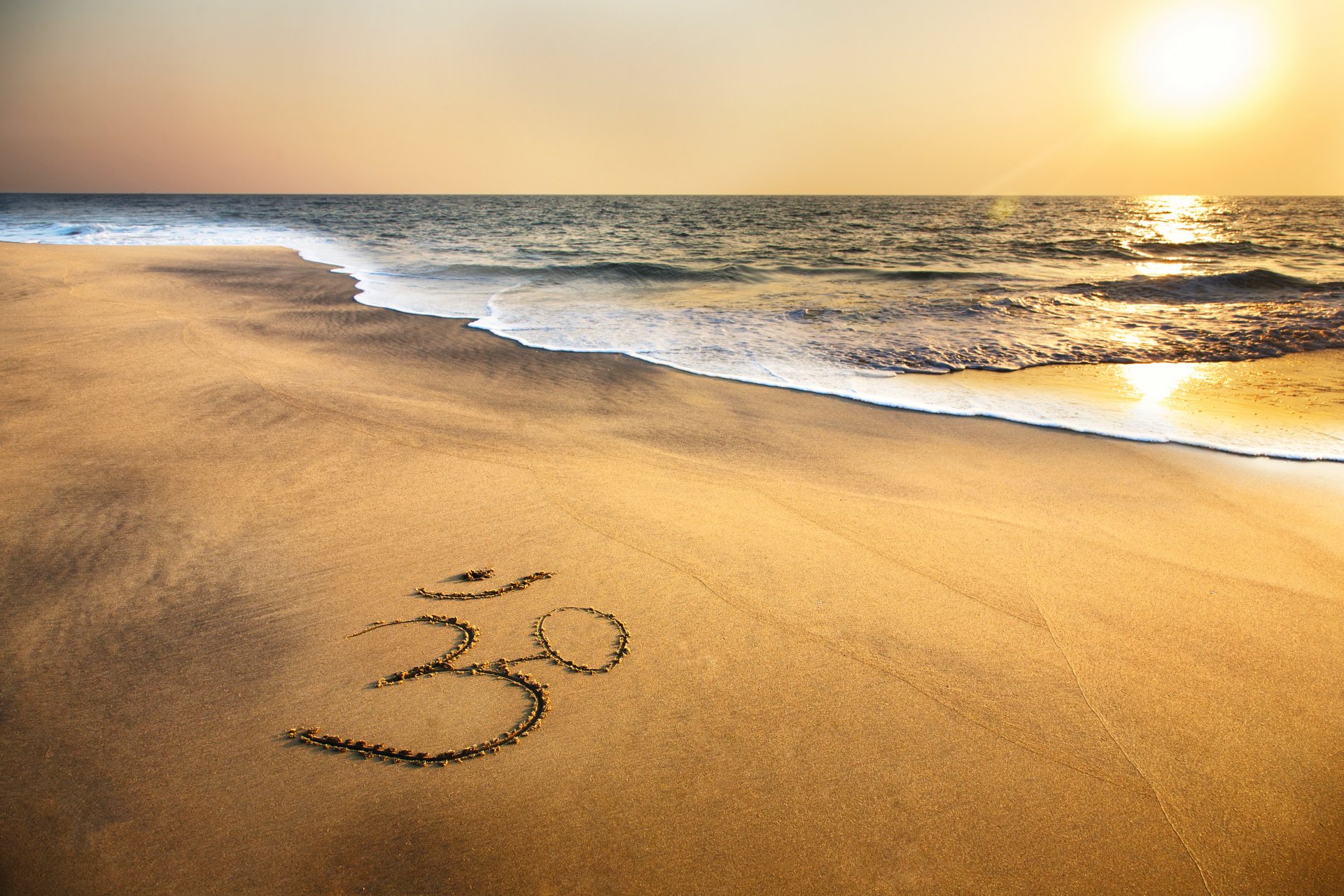 symbole om sable brahma océan plage mer coucher de soleil rivage