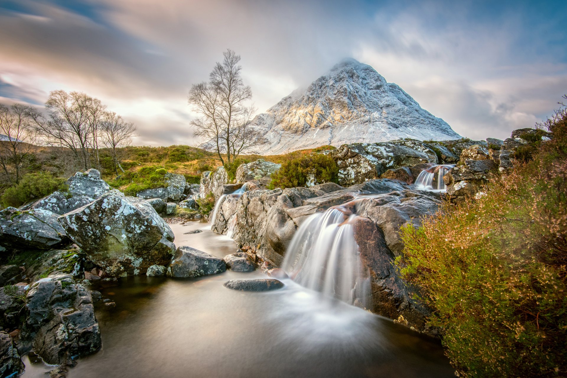 écosse highlands d écosse du nord buachaille etive mòr montagne ruisseau pierres nuages