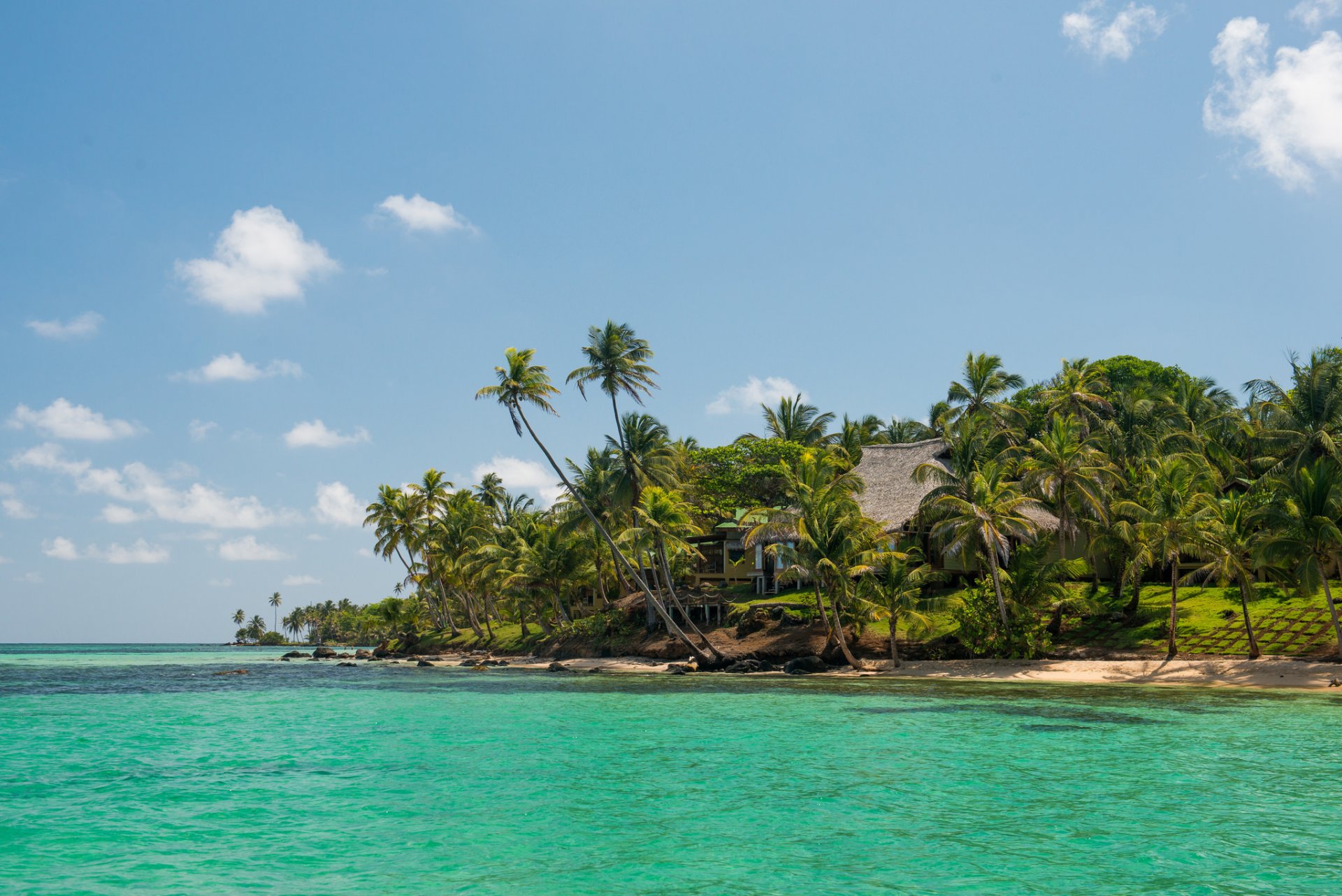 tropen meer strand palmen hütte küste