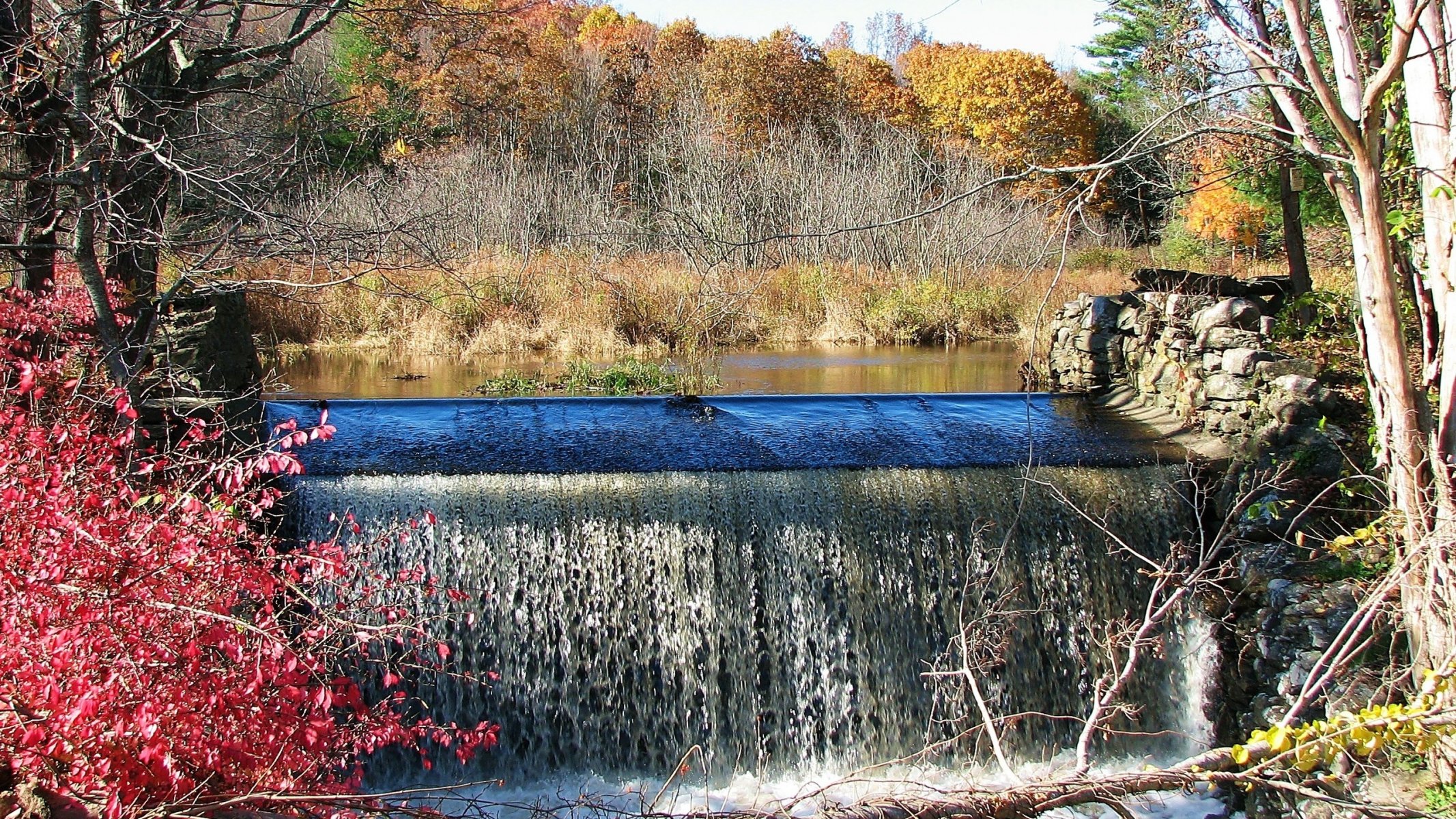 himmel fluss wasserfall damm herbst blätter bäume purpurrot wald