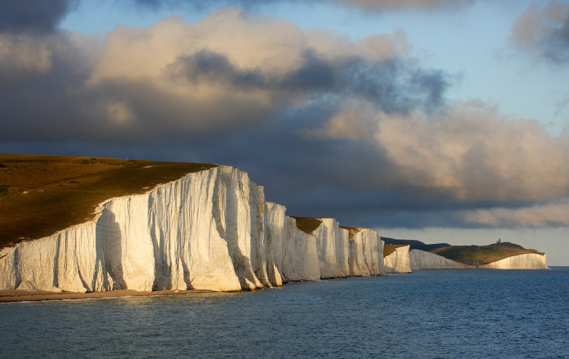 kredowe klify kanał la manche sussex anglia morze cieśnina niebo chmury