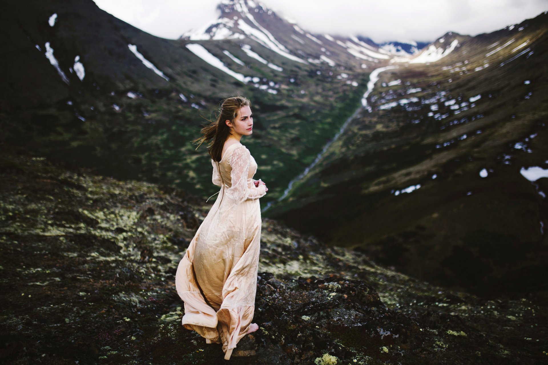 montagnes vue neige fille robe