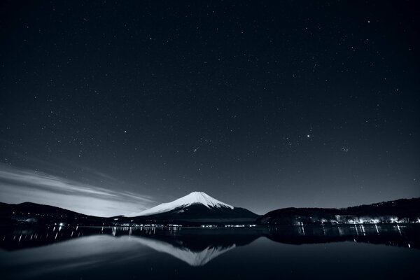 Reflejo de las montañas en el agua. Foto en blanco y negro