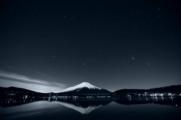 Riflesso delle montagne sull acqua. Foto in bianco e nero