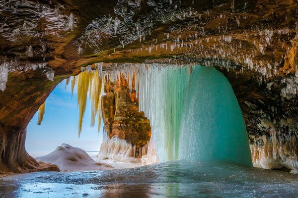 Grotte im Felsen mit Salzeiszapfen